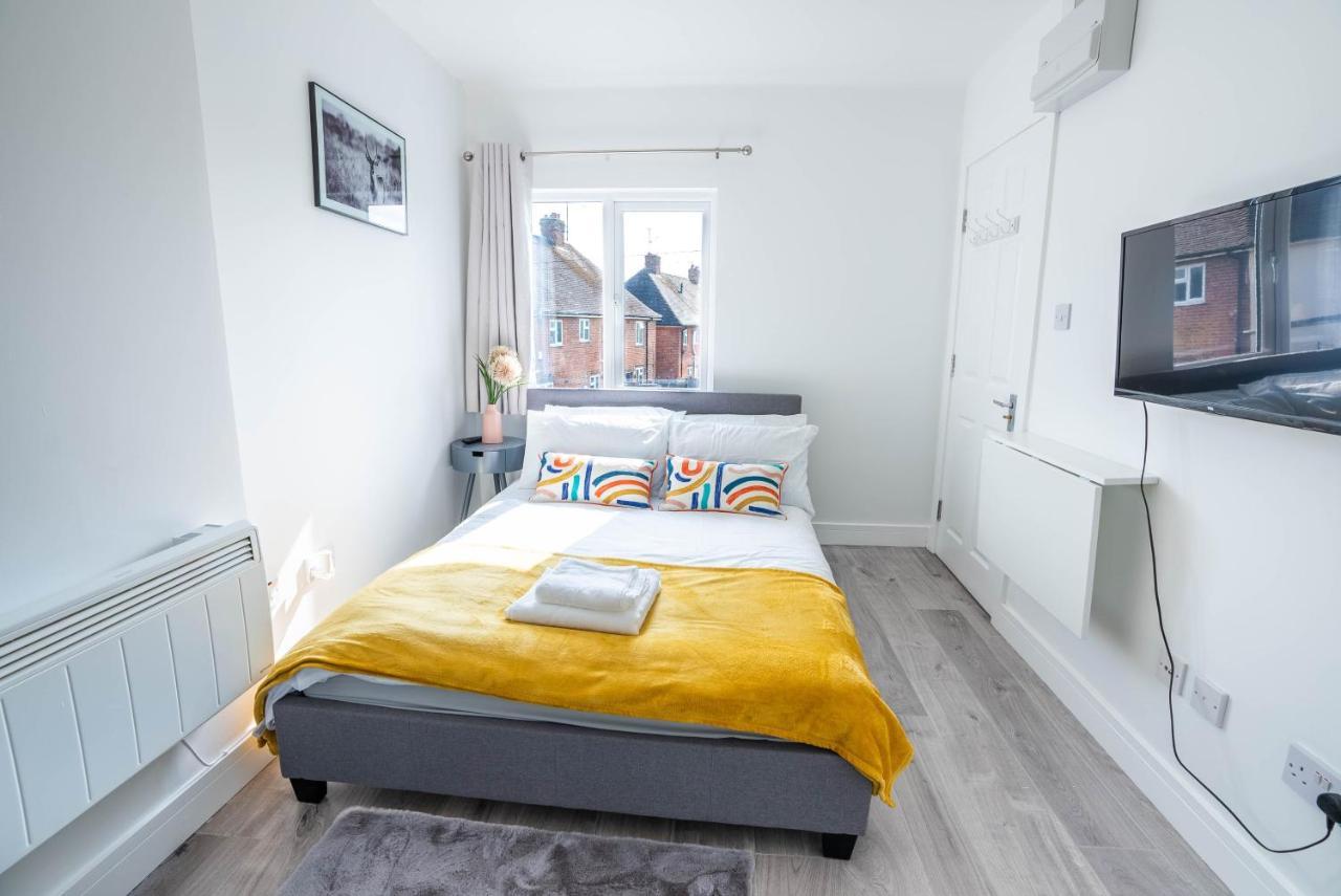 No 01 Small Studio Flat In Aylesbury Town Station Apartment ภายนอก รูปภาพ