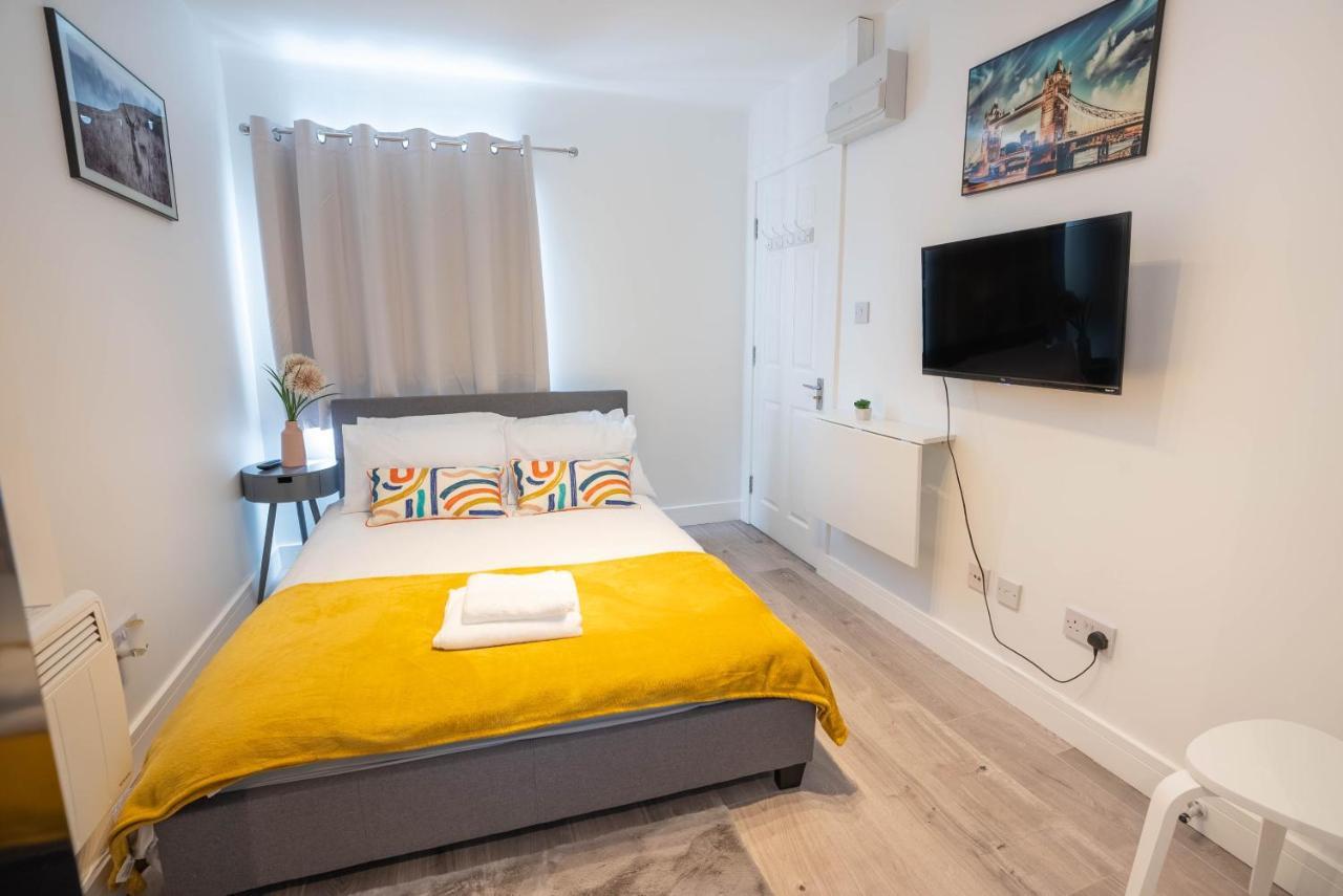 No 01 Small Studio Flat In Aylesbury Town Station Apartment ภายนอก รูปภาพ